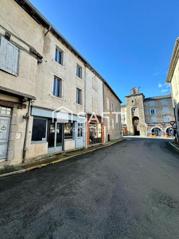 Bien atypique de plus de 350m² au cœur du village