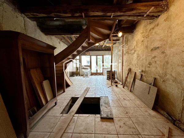 Bien atypique de plus de 350m² au cœur du village