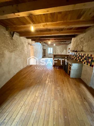 Bien atypique de plus de 350m² au cœur du village