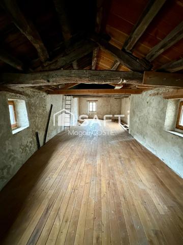 Bien atypique de plus de 350m² au cœur du village