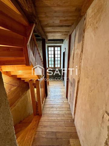 Bien atypique de plus de 350m² au cœur du village