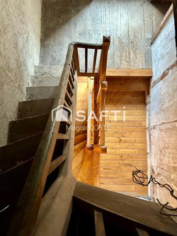 Bien atypique de plus de 350m² au cœur du village