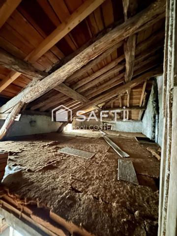 Bien atypique de plus de 350m² au cœur du village