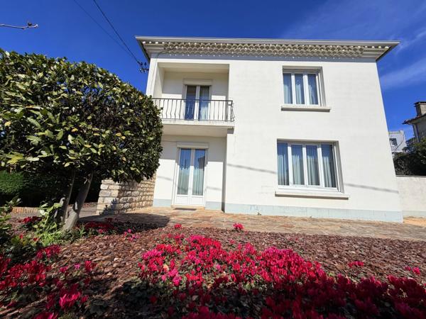 Villa traditionnelle avec garage