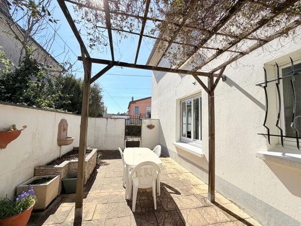 Villa traditionnelle avec garage