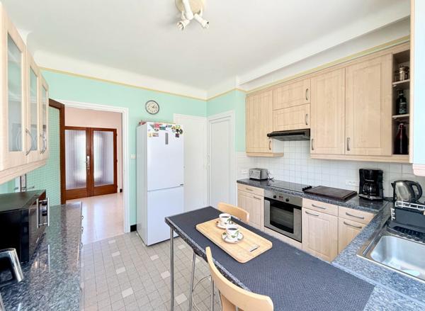 Villa traditionnelle avec garage