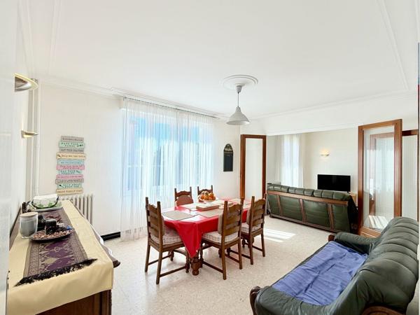 Villa traditionnelle avec garage