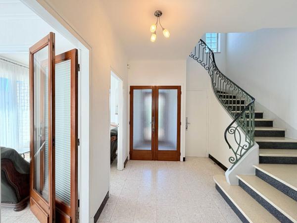 Villa traditionnelle avec garage