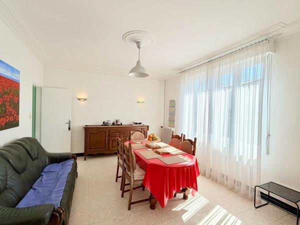 Villa traditionnelle avec garage