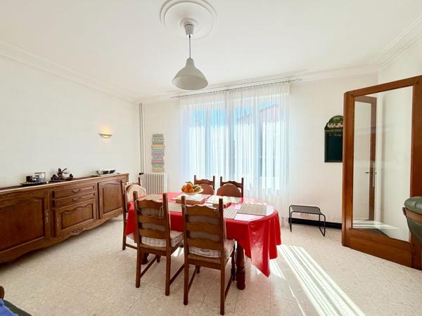 Villa traditionnelle avec garage