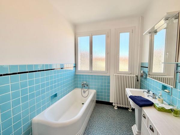 Villa traditionnelle avec garage