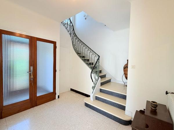 Villa traditionnelle avec garage