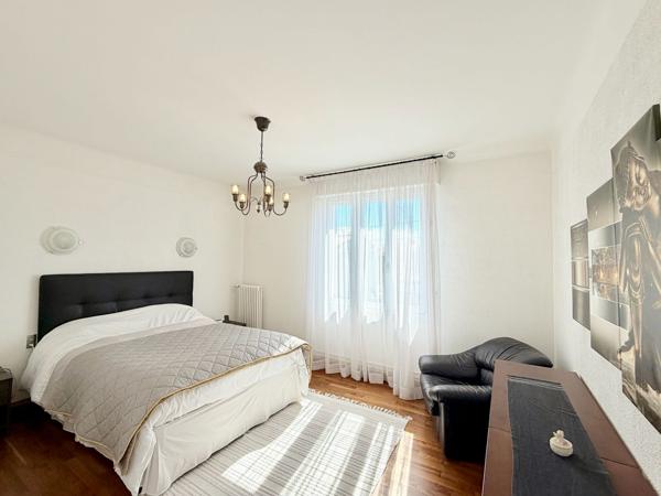 Villa traditionnelle avec garage