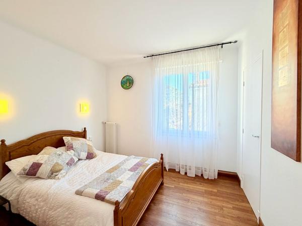 Villa traditionnelle avec garage