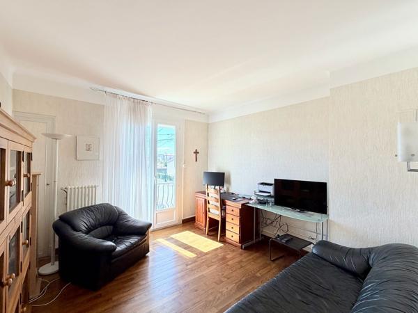 Villa traditionnelle avec garage