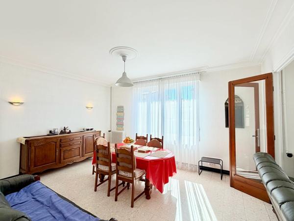 Villa traditionnelle avec garage