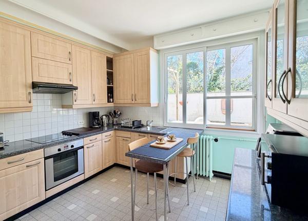 Villa traditionnelle avec garage