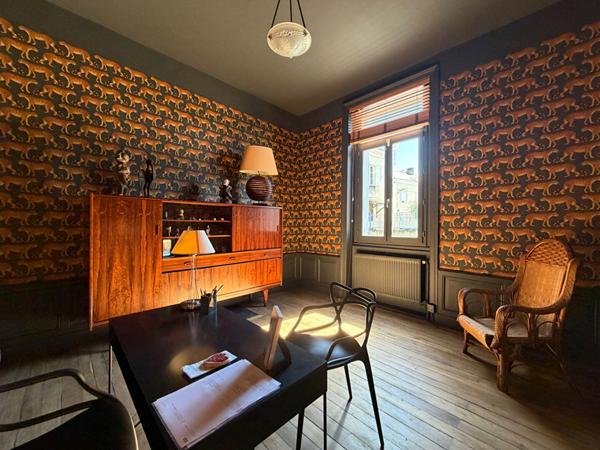 A VENDRE  A PERIGUEUX MAISON DE VILLE DE TYPE 7 AVEC  JARDIN ET PISCINE.