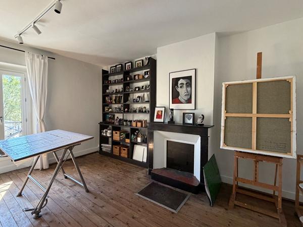 A VENDRE  A PERIGUEUX MAISON DE VILLE DE TYPE 7 AVEC  JARDIN ET PISCINE.