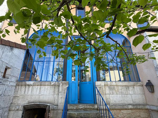 A VENDRE  A PERIGUEUX MAISON DE VILLE DE TYPE 7 AVEC  JARDIN ET PISCINE.