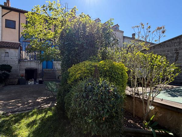 A VENDRE  A PERIGUEUX MAISON DE VILLE DE TYPE 7 AVEC  JARDIN ET PISCINE.