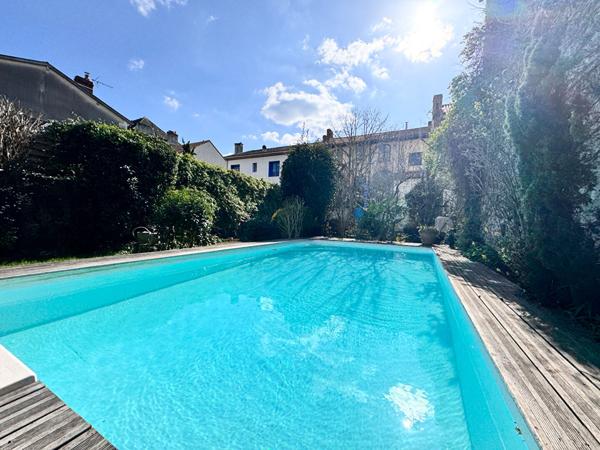A VENDRE  A PERIGUEUX MAISON DE VILLE DE TYPE 7 AVEC  JARDIN ET PISCINE.