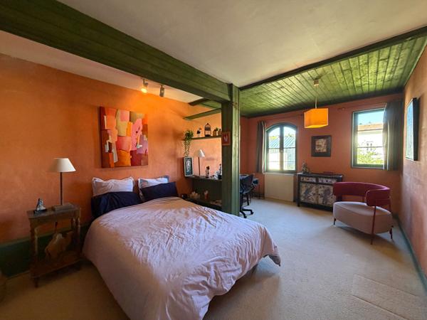 A VENDRE  A PERIGUEUX MAISON DE VILLE DE TYPE 7 AVEC  JARDIN ET PISCINE.