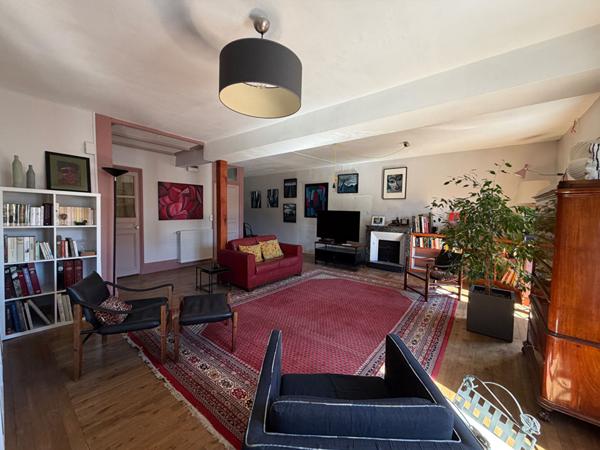 A VENDRE  A PERIGUEUX MAISON DE VILLE DE TYPE 7 AVEC  JARDIN ET PISCINE.