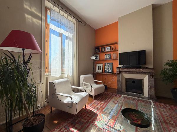 A VENDRE  A PERIGUEUX MAISON DE VILLE DE TYPE 7 AVEC  JARDIN ET PISCINE.