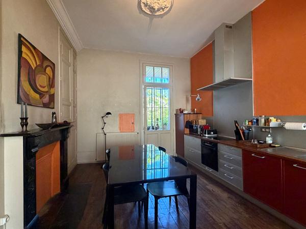 A VENDRE  A PERIGUEUX MAISON DE VILLE DE TYPE 7 AVEC  JARDIN ET PISCINE.