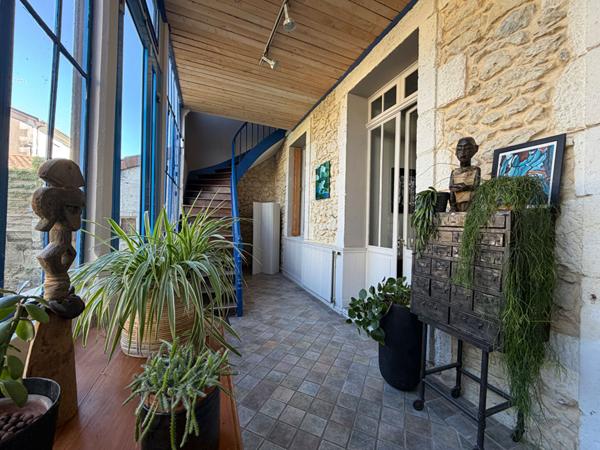 A VENDRE  A PERIGUEUX MAISON DE VILLE DE TYPE 7 AVEC  JARDIN ET PISCINE.