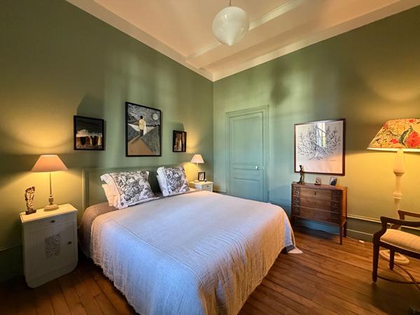 A VENDRE  A PERIGUEUX MAISON DE VILLE DE TYPE 7 AVEC  JARDIN ET PISCINE.