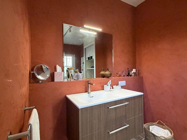 A VENDRE  A PERIGUEUX MAISON DE VILLE DE TYPE 7 AVEC  JARDIN ET PISCINE.