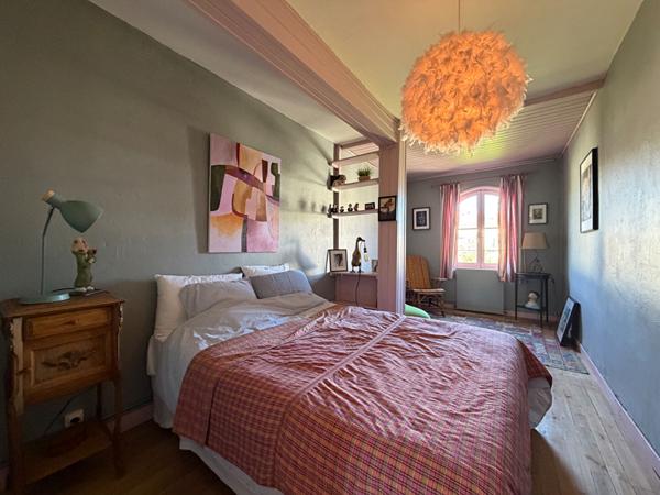 A VENDRE  A PERIGUEUX MAISON DE VILLE DE TYPE 7 AVEC  JARDIN ET PISCINE.