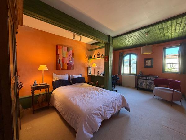 A VENDRE  A PERIGUEUX MAISON DE VILLE DE TYPE 7 AVEC  JARDIN ET PISCINE.