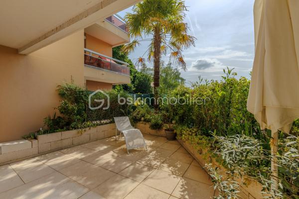 Vous recherchez un appartement 3 pièces dans un havre de paix où nature et calme font partie du quotidien ? 

Je vous présente ce rez-de jardin de près de 58 m² situé dans une copropriété sécurisée avec gardien au bord des quais de Saône, érigée en 1983 sur près de 4 hectares de terrain dont une grande partie aménagée en bois.

Cet appartement présente 2 terrasses et 2 jardins bien délimités avec vue dégagée sur la Saône et sans vis-à-vis.

Ce bien présente 2 espaces distincts : dès l'entrée, la cuisine toute équipée s'ouvre sur le séjour lumineux et propose un espace de vie de 25 m² orienté Sud/Ouest. En prolongement du séjour, la première terrasse et son jardin arboré sont accessibles soit par la cuisine soit par la baie vitrée du séjour. D'une surface de 24 m², cet espace extérieur arboré est idéal pour recevoir vos proches en soirée.

L'espace nuit quant à lui, dispose de 2 chambres de 10 et 12 m² env. donnant sur le second extérieur plus intimiste, avec terrasse et jardin arboré d'une surface de 32 m². Une salle de bain et des WC séparés complètent cet espace nuit.

Possibilité d'acquérir une cave et une place de parking juste devant l'immeuble en sus de l'appartement.

A noter : double-vitrage dans toutes les pièces - gardienne dans l'immeuble - Triple exposition Sud/Ouest/Nord - Volets roulants électriques programmables à distance - radiateurs électriques - local vélo - places de parking visiteurs - table de pique-nique et chemin pédagogique dans le bois