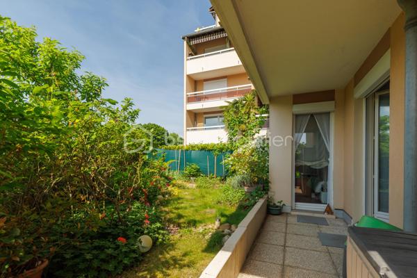 Vous recherchez un appartement 3 pièces dans un havre de paix où nature et calme font partie du quotidien ? 

Je vous présente ce rez-de jardin de près de 58 m² situé dans une copropriété sécurisée avec gardien au bord des quais de Saône, érigée en 1983 sur près de 4 hectares de terrain dont une grande partie aménagée en bois.

Cet appartement présente 2 terrasses et 2 jardins bien délimités avec vue dégagée sur la Saône et sans vis-à-vis.

Ce bien présente 2 espaces distincts : dès l'entrée, la cuisine toute équipée s'ouvre sur le séjour lumineux et propose un espace de vie de 25 m² orienté Sud/Ouest. En prolongement du séjour, la première terrasse et son jardin arboré sont accessibles soit par la cuisine soit par la baie vitrée du séjour. D'une surface de 24 m², cet espace extérieur arboré est idéal pour recevoir vos proches en soirée.

L'espace nuit quant à lui, dispose de 2 chambres de 10 et 12 m² env. donnant sur le second extérieur plus intimiste, avec terrasse et jardin arboré d'une surface de 32 m². Une salle de bain et des WC séparés complètent cet espace nuit.

Possibilité d'acquérir une cave et une place de parking juste devant l'immeuble en sus de l'appartement.

A noter : double-vitrage dans toutes les pièces - gardienne dans l'immeuble - Triple exposition Sud/Ouest/Nord - Volets roulants électriques programmables à distance - radiateurs électriques - local vélo - places de parking visiteurs - table de pique-nique et chemin pédagogique dans le bois