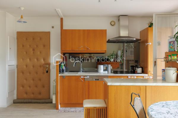 Vous recherchez un appartement 3 pièces dans un havre de paix où nature et calme font partie du quotidien ? 

Je vous présente ce rez-de jardin de près de 58 m² situé dans une copropriété sécurisée avec gardien au bord des quais de Saône, érigée en 1983 sur près de 4 hectares de terrain dont une grande partie aménagée en bois.

Cet appartement présente 2 terrasses et 2 jardins bien délimités avec vue dégagée sur la Saône et sans vis-à-vis.

Ce bien présente 2 espaces distincts : dès l'entrée, la cuisine toute équipée s'ouvre sur le séjour lumineux et propose un espace de vie de 25 m² orienté Sud/Ouest. En prolongement du séjour, la première terrasse et son jardin arboré sont accessibles soit par la cuisine soit par la baie vitrée du séjour. D'une surface de 24 m², cet espace extérieur arboré est idéal pour recevoir vos proches en soirée.

L'espace nuit quant à lui, dispose de 2 chambres de 10 et 12 m² env. donnant sur le second extérieur plus intimiste, avec terrasse et jardin arboré d'une surface de 32 m². Une salle de bain et des WC séparés complètent cet espace nuit.

Possibilité d'acquérir une cave et une place de parking juste devant l'immeuble en sus de l'appartement.

A noter : double-vitrage dans toutes les pièces - gardienne dans l'immeuble - Triple exposition Sud/Ouest/Nord - Volets roulants électriques programmables à distance - radiateurs électriques - local vélo - places de parking visiteurs - table de pique-nique et chemin pédagogique dans le bois
