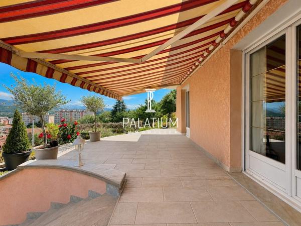 Villa provençale avec vaste terrasse et vue dégagée
