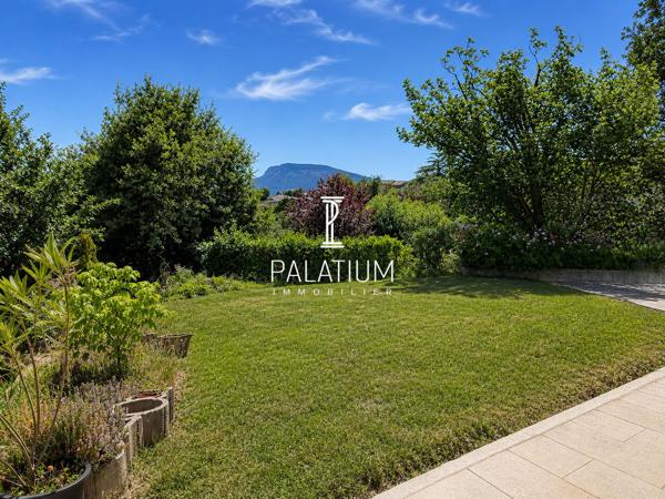 Villa provençale avec vaste terrasse et vue dégagée