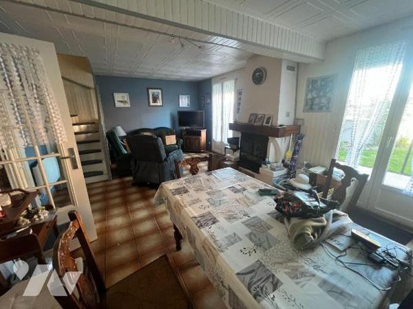 Coudekerque-Branche (59210), maison de ville 1 mitoyenneté construite en 1985 dans un quartier ...