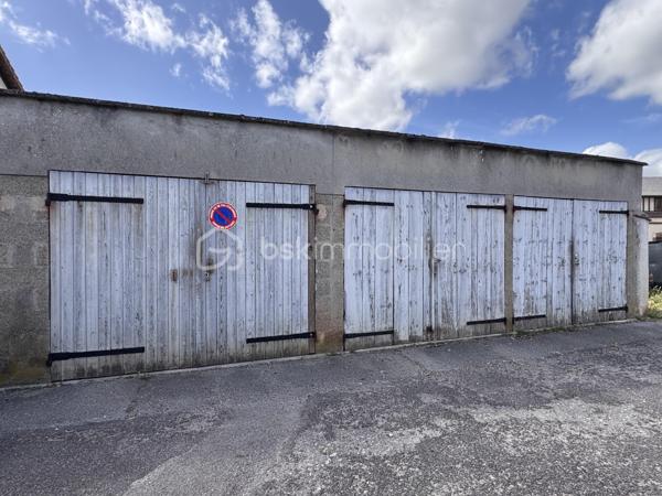 **Idéal investisseur ou besoin de stockage !**
Situé en plein cœur du centre-ville de Mesnils-sur-Iton, découvrez cet ensemble immobilier rare composé de **trois garages attenants**. Une opportunité parfaite pour générer des revenus locatifs ou pour disposer d'un grand espace de stockage sécurisé en centre-bourg.
Caractéristiques du bien :
Superficie : 3 garages d'environ 14 m², 14 m² et 18 m² (soit une surface totale d'environ 46 m²).
Accès : Équipés de portes doubles en bois, offrant une belle largeur d'ouverture.
Énergie : Non raccordés à l'électricité (idéal pour du stockage sain sans frais fixes de consommation).
Taxe foncière 240€