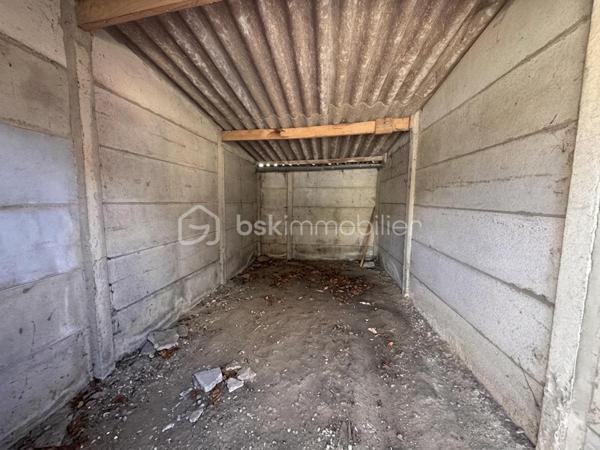 **Idéal investisseur ou besoin de stockage !**
Situé en plein cœur du centre-ville de Mesnils-sur-Iton, découvrez cet ensemble immobilier rare composé de **trois garages attenants**. Une opportunité parfaite pour générer des revenus locatifs ou pour disposer d'un grand espace de stockage sécurisé en centre-bourg.
Caractéristiques du bien :
Superficie : 3 garages d'environ 14 m², 14 m² et 18 m² (soit une surface totale d'environ 46 m²).
Accès : Équipés de portes doubles en bois, offrant une belle largeur d'ouverture.
Énergie : Non raccordés à l'électricité (idéal pour du stockage sain sans frais fixes de consommation).
Taxe foncière 240€