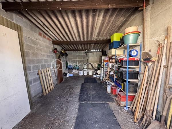 **Idéal investisseur ou besoin de stockage !**
Situé en plein cœur du centre-ville de Mesnils-sur-Iton, découvrez cet ensemble immobilier rare composé de **trois garages attenants**. Une opportunité parfaite pour générer des revenus locatifs ou pour disposer d'un grand espace de stockage sécurisé en centre-bourg.
Caractéristiques du bien :
Superficie : 3 garages d'environ 14 m², 14 m² et 18 m² (soit une surface totale d'environ 46 m²).
Accès : Équipés de portes doubles en bois, offrant une belle largeur d'ouverture.
Énergie : Non raccordés à l'électricité (idéal pour du stockage sain sans frais fixes de consommation).
Taxe foncière 240€