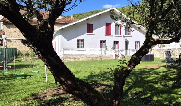 Belle Maison Individuelle de 180 m² Rénovée avec goût avec sa grande cour, balcon, garage, atelier, grange aménagée, cave voûtée, terrasse, dépendance et terrain clos et arboré de 1002 m²