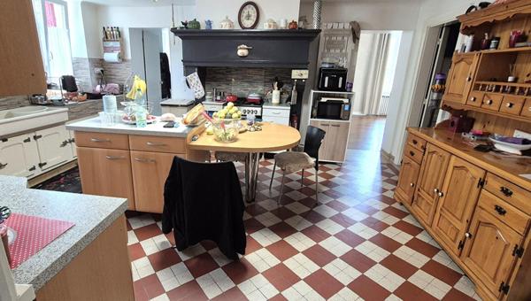 Belle Maison Individuelle de 180 m² Rénovée avec goût avec sa grande cour, balcon, garage, atelier, grange aménagée, cave voûtée, terrasse, dépendance et terrain clos et arboré de 1002 m²