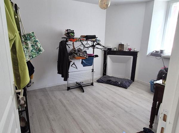 Belle Maison Individuelle de 180 m² Rénovée avec goût avec sa grande cour, balcon, garage, atelier, grange aménagée, cave voûtée, terrasse, dépendance et terrain clos et arboré de 1002 m²