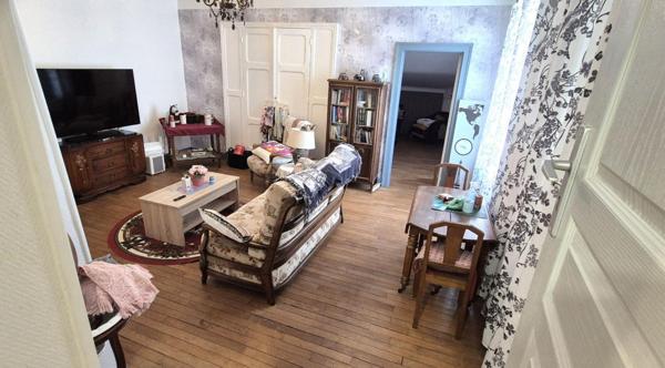 Belle Maison Individuelle de 180 m² Rénovée avec goût avec sa grande cour, balcon, garage, atelier, grange aménagée, cave voûtée, terrasse, dépendance et terrain clos et arboré de 1002 m²