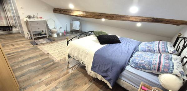 Belle Maison Individuelle de 180 m² Rénovée avec goût avec sa grande cour, balcon, garage, atelier, grange aménagée, cave voûtée, terrasse, dépendance et terrain clos et arboré de 1002 m²