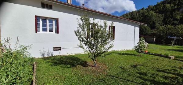 Belle Maison Individuelle de 180 m² Rénovée avec goût avec sa grande cour, balcon, garage, atelier, grange aménagée, cave voûtée, terrasse, dépendance et terrain clos et arboré de 1002 m²